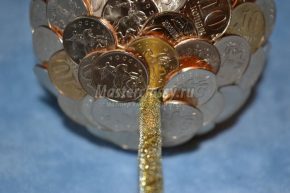 Топиарий из кофейных зёрен с замочком и монетами