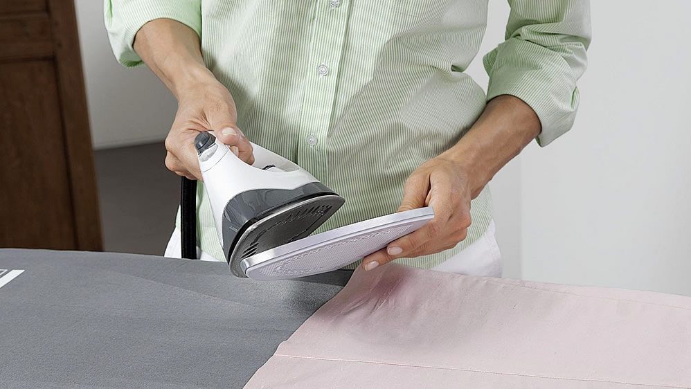 Как очистить утюг от пригоревшей ткани в домашних условиях