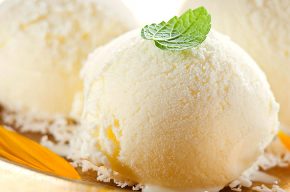 Мороженое пломбир с листом мяты