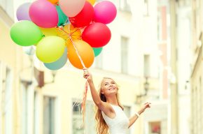 девушка с воздушными шарами